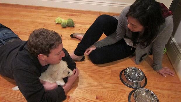 Mark Zuckerberg, do Facebook, com o cachorro e a namorada