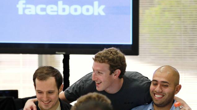 Facebook fundador e CEO Mark Zuckerberg cumprimenta funcionários do Facebook, na sede da empresa em Palo Alto, Califórnia