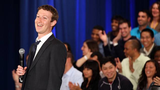 Mark Zuckerberg antes do início de uma reunião com o presidente Barack Obama, na sede do Facebook, em Palo Alto, Califórnia