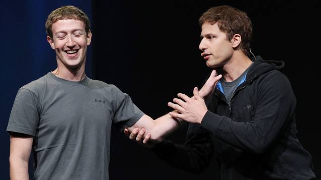CEO do Facebook, Mark Zuckerberg brinca com o comediante Andy Sandberg, durante a conferência f8 em setembro de 2011, na cidade de São Francisco, Califórnia
