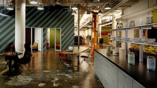 Em dezembro de 2010, a rede social apresenta seu escritório em Palo Alto, na Califórnia