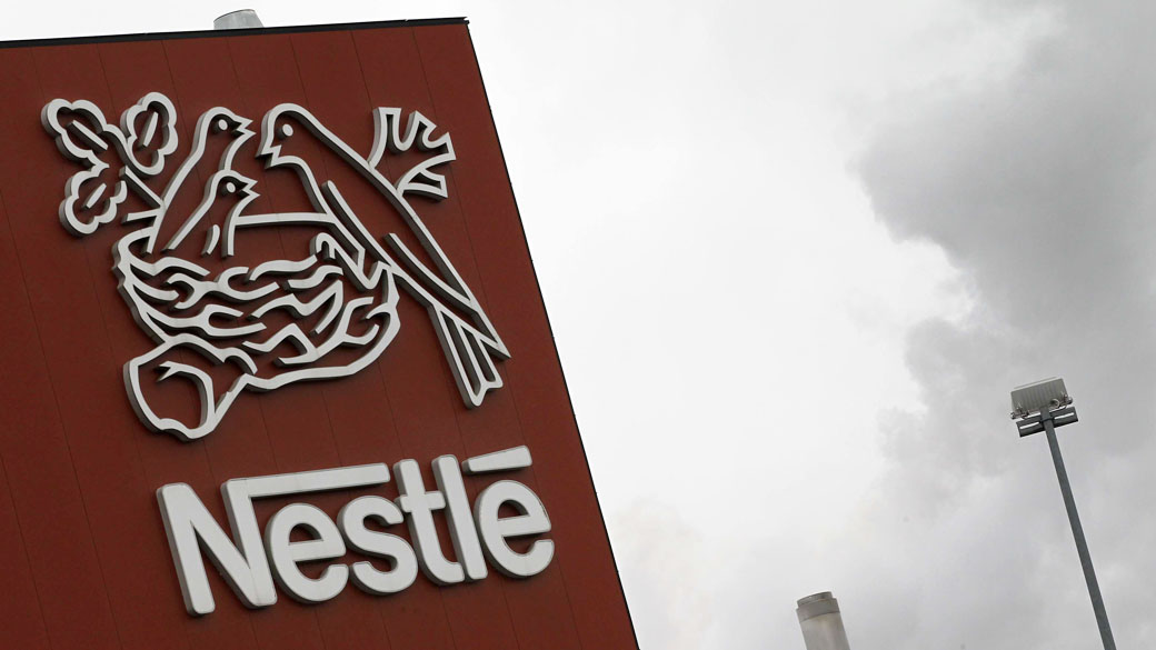 Logotipo da Nestle em frente à fábrica em Orbe, Suíça