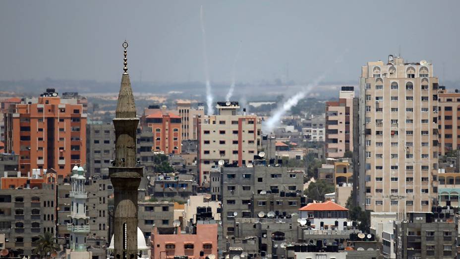Na imagem, um dos foguetes disparados de Gaza em direção a Israel atinge a cidade, em 15/07/2014