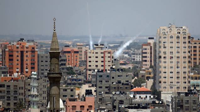 Na imagem, um dos foguetes disparados de Gaza em direção a Israel atinge a cidade, em 15/07/2014