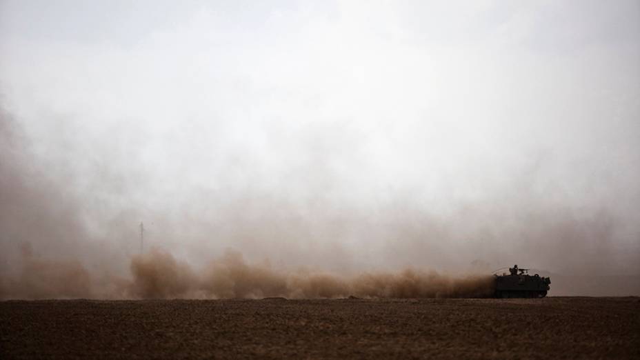 Um tanque de guerra é visto em torno da Faixa de Gaza. Militantes palestinos dispararam, nesta terça-feira (15), foguetes contra Israel, após um acordo para o cessar-fogo do Estado com diplomaciais internacionais; O Hamas informou que o grupo islâmico não está de acordo e que os ataques continuarão