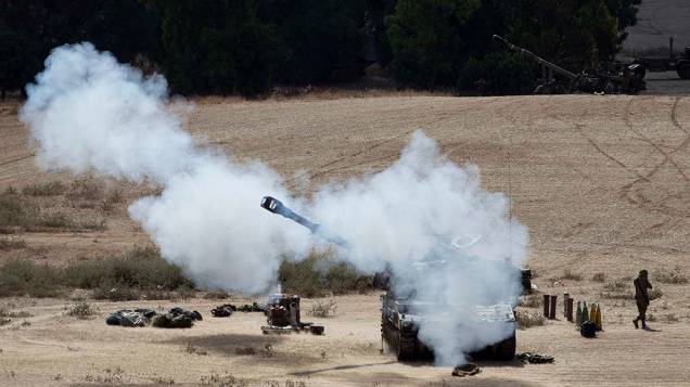 Tanque de guerra israelense dispara em direção a cidade de Gaza, na Palestina, em 16/07/2014. A tensão na região já dura nove dias