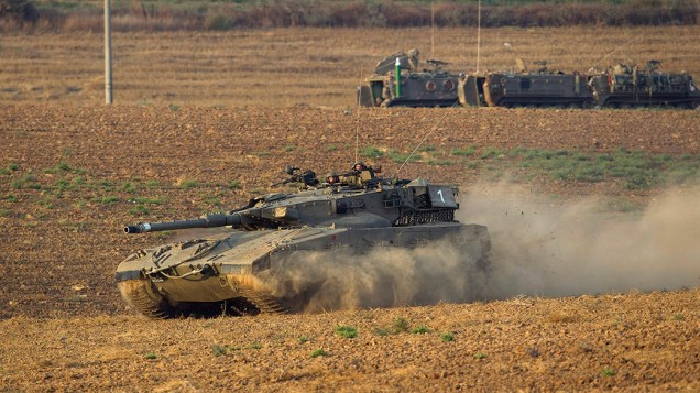 Israelenses movimentam tanques de guerra e tropas perto da fronteira com a Faixa de Gaza, em 21/07/2014. Esforços internacionais junto ao Conselho de Segurança da ONU pressionam as autoridades para um cessar-fogo imediato na região, nesta segunda-feira (21)