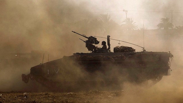 Soldados israelenses usam blindados próxima à fronteira da Faixa de Gaza