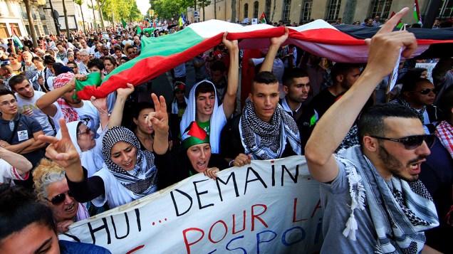 Manifestantes pró-Palestina protestam contra a ofensiva israelense em Paris, na França