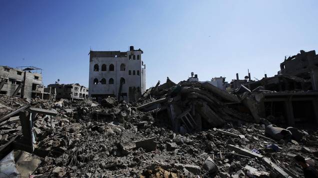 Edifícios destruídos após ataques israelenses na Faixa de Gaza. O número de palestinos mortos subiu para 651 em 23 de julho, segundo o porta-voz de emergência da região