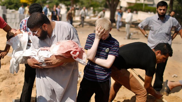 Palestinos enterram os corpos de duas crianças mortas durante ataque aéreo israelense sobre a Faixa de Gaza, em 24/07/2014