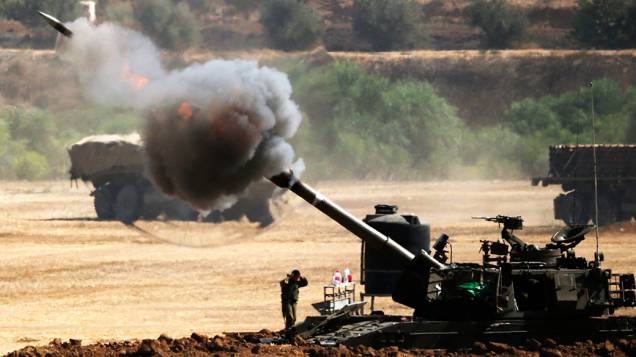 Artilharia israelense dispara contra a Faixa de Gaza,  em 30/07/2014. Israel comprometeu a respeitar uma trégua de quatro horas depois que um ataque mortal a uma escola matou 16 pessoas