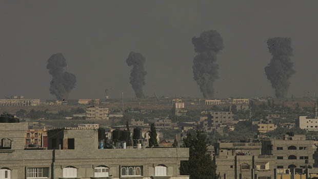 Ataques aéreos israelenses em Rafah no sul da Faixa de Gaza, em 07/07/2014