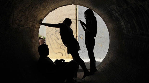 Moradores se escondem em tubo de concreto usado como abrigo anti-bomba, em 08/07/2014