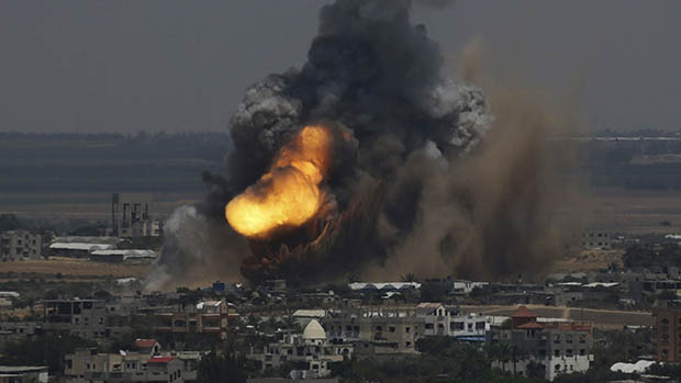 Ataque aéreo israelense em Rafah, no sul da Faixa de Gaza, em 08/07/2014