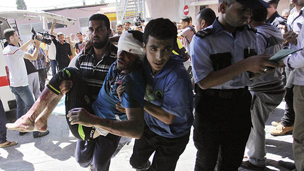 Ferido é socorrido após bombardeio na Faixa de Gaza, em 08/07/2014
