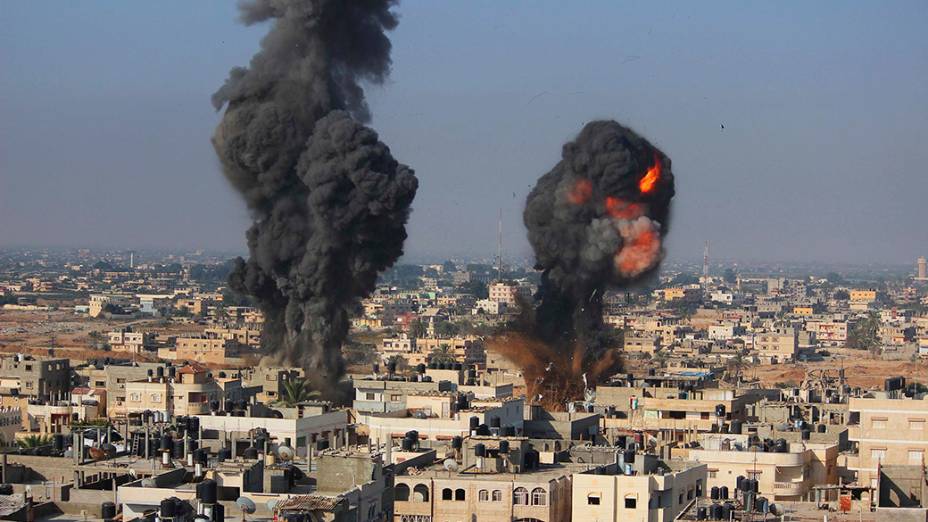 Fumaça e chamas são vistos após um ataque aéreo em Rafah, no sul da Faixa de Gaza, em 09/07/2014