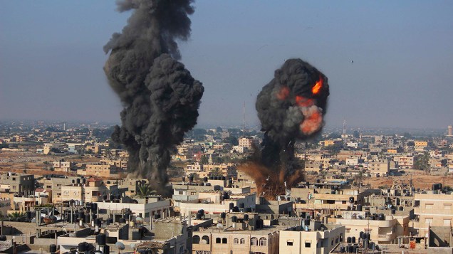 Fumaça e chamas são vistos após um ataque aéreo em Rafah, no sul da Faixa de Gaza, em 09/07/2014