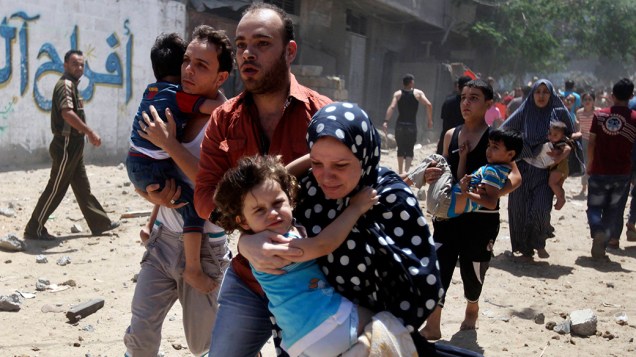 Centenas de pessoas fogem após ataque aéreo na cidade de Gaza, em 09/07/2014; Autoridades palestinas disseram que este pode ser apenas o início de uma longa ofensiva contra militantes islâmicos