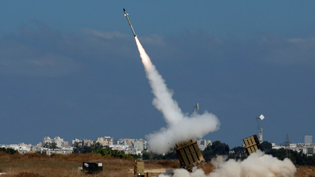 Na imagem, lançador dispara um foguete interceptador no sul da cidade israelense de Ashdodem 09/04/2014