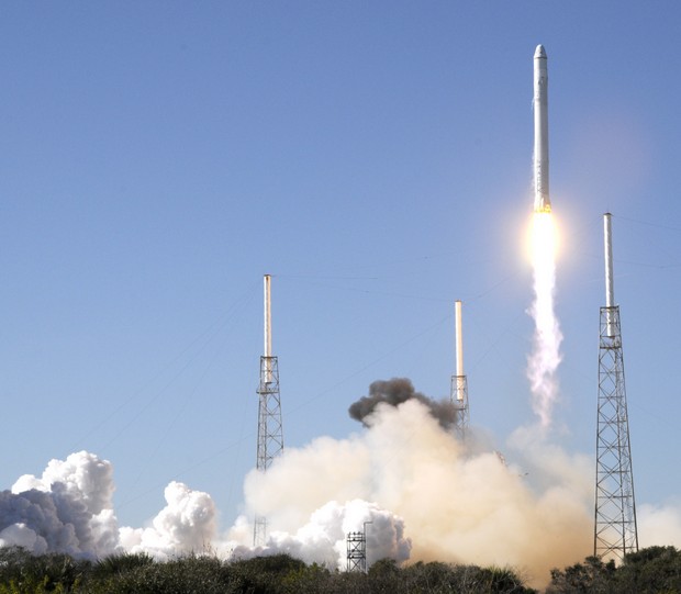 Lançamento da cápsula Dragon a bordo do foguete Falcon 9, da empresa americana SpaceX, no dia 8 de dezembro de 2010