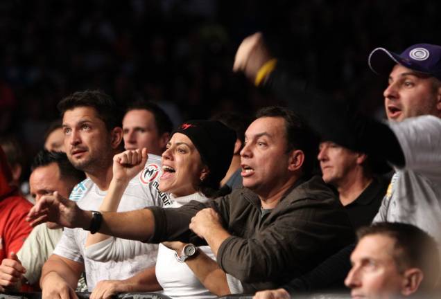 Integrantes da família Nogueira torcem por Minotauro e Minotouro no UFC 140, em Toronto
