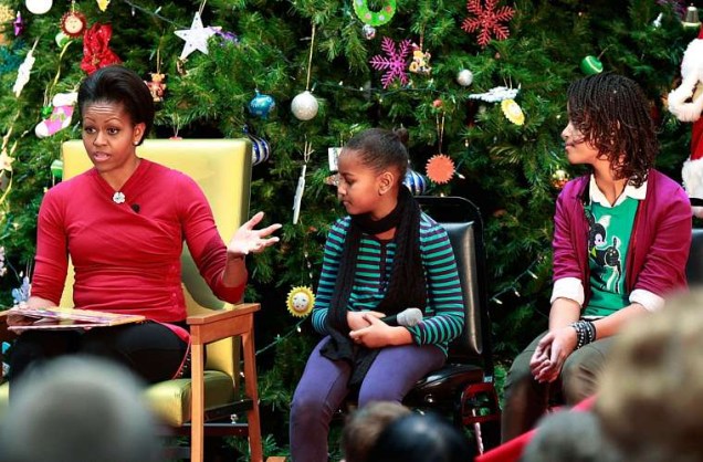 No natal, a primeira-dama americana Michelle e as filhas leram histórias para as crianças do Childrens National Medical Center, nos Estados Unidos.