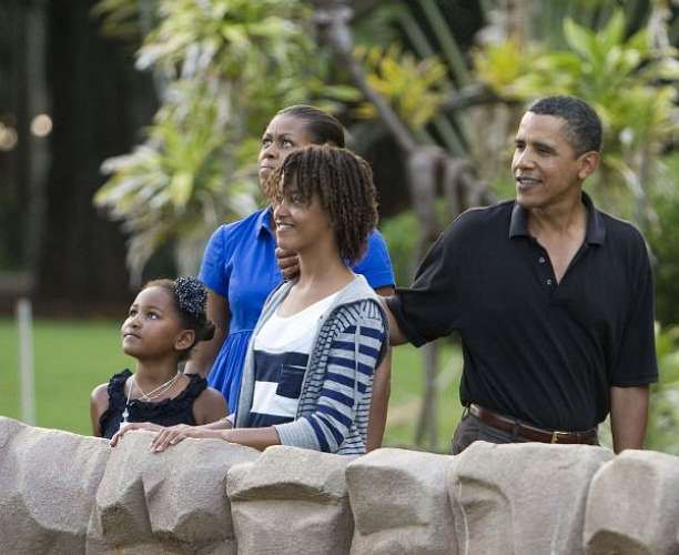 A família aproveita a folga para visitar um zoológico no Havaí.