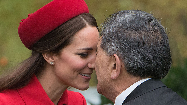 A duquesa de Cambridge Kate Middleton recebe cumprimento Maori na Nova Zelândia