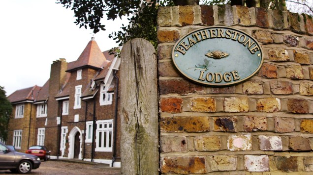 Exterior do Centro de Reabilitação Featherstone Lodge  em Londres, para onde o príncipe Charles enviou Harry, depois dele ter admitido fumar maconha e consumir álcool