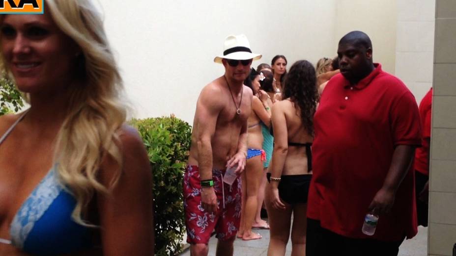 Príncipe Harry visto em festa com mulheres em Las Vegas