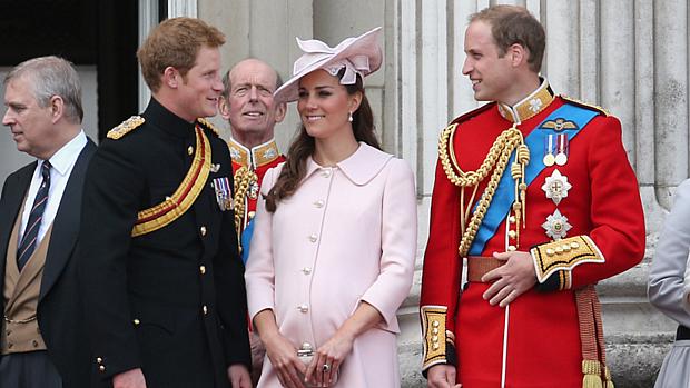 Kate Middleton ao lado dos príncipes Harry e William