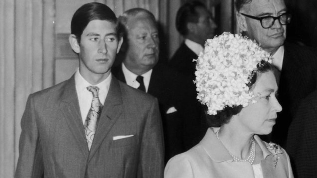 Rainha Elizabeth II e o príncipe Charles, em 1970