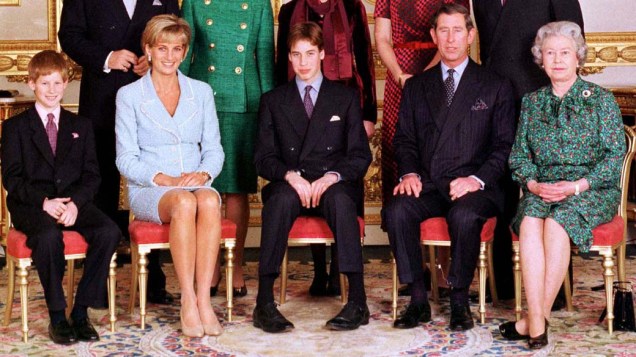 Foto oficial da família real, príncipe Harry, princesa Diana, príncipe William, príncipe Charles e a rainha Elizabeth II, em 1997