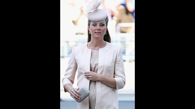 Plebeia, Kate Middleton agora é mãe do terceiro nome na sucessão do trono britânico. O segundo na linha de sucessão é seu marido, o príncipe William
