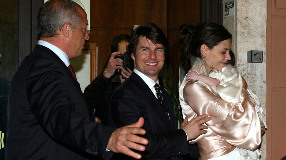 Katie Holmes e Tom Cruise deixam restaurante em Roma, em 2006