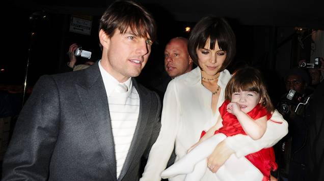  <br><br>  Katie Holmes e Tom Cruise deixam hotel em Nova York com sua filha Suri em 2008<br>  <br><br>