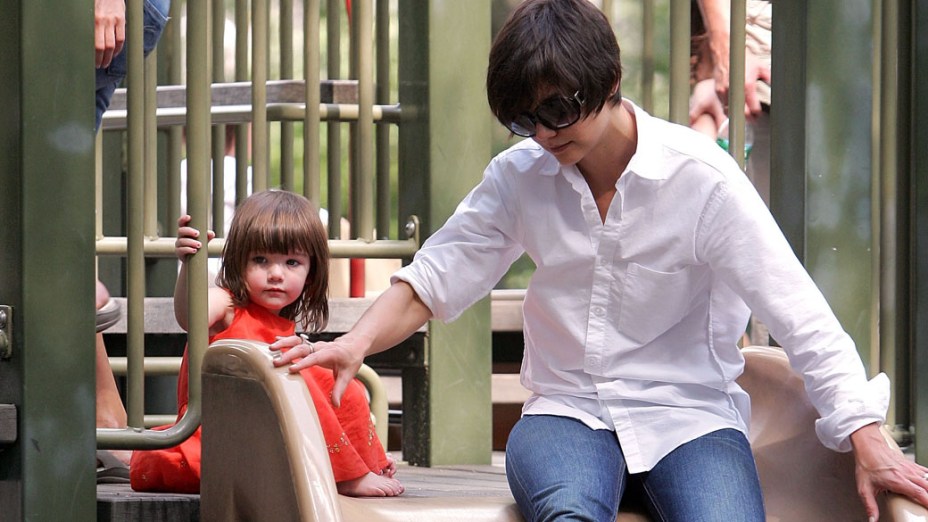 Katie Holmes brinca em parque de Manhattan com a filha Suri Cruise