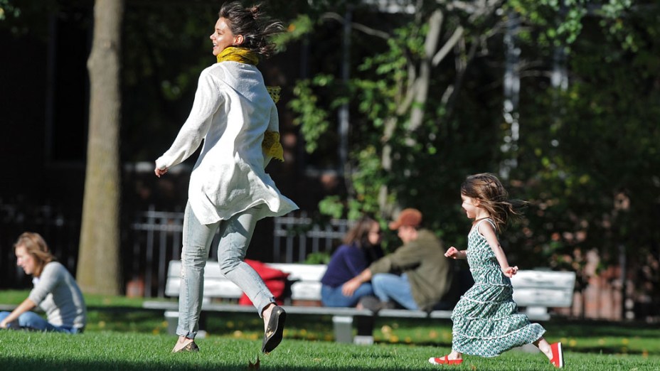 Katie Holmes com a filha, durante visita a Charles River Basin em Cambridge, Massachusetts em outubro de 2009