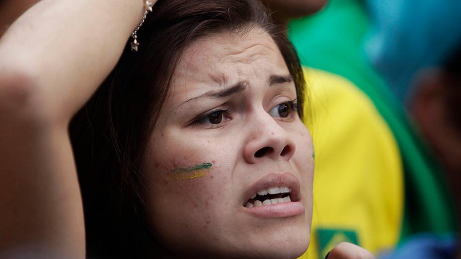 Torcedora assiste ao jogo entre Brasil e Alemanha, em São Paulo