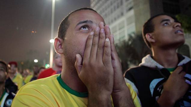 Torcedor assiste ao jogo entre Brasil e Alemanha, em São Paulo