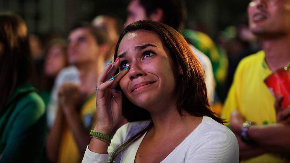 Torcedor assiste ao jogo entre Brasil e Alemanha, em São Paulo