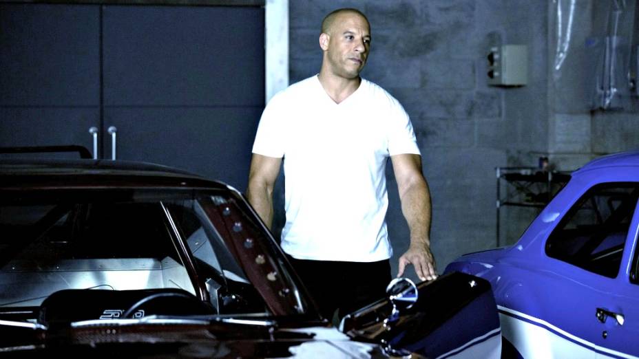 Dom Toretto (Vin Diesel), no início da trama, e com a camiseta ainda branca e limpa