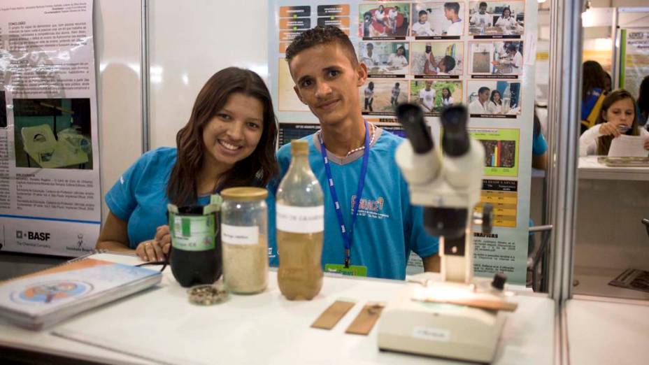 Franciele Cavalcanti e José Martins, alunos de Araripe (Ceará) criaram uma armadilha (estrutura preta, ao centro) para mosquitos da dengue utilizando restos de madeira, garrafas plásticas e uma solução de água com capim. Eles também estão tentando provar que a semente da moringa oleifera (vasilha ao centro) — uma planta comum da região — seria um larvicida melhor que o utilizado pela prefeitura