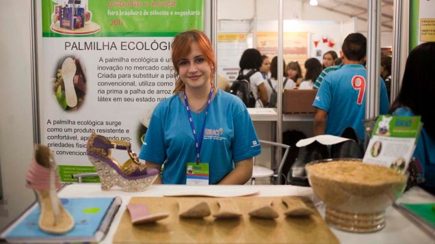 Lana Pousa, aluna do Senai de Santa Cruz do Rio Pardo, desenvolveu uma palmilha feita a partir da casca do arroz. O material é desperdiçado durante a produção do grão. A nova palmilha é 15% mais barata e é biodegradável
