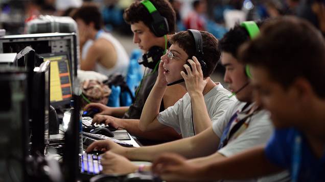 Participantes da 7ª Campus Party jogam em computadores, no Anhembi, em São Paulo