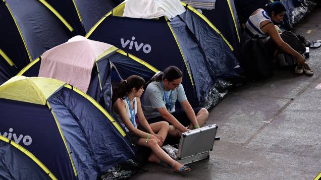 Participantes utilizam computadores em suas barracas, na 7ª edição da Campus Party, no Anhembi, em São Paulo