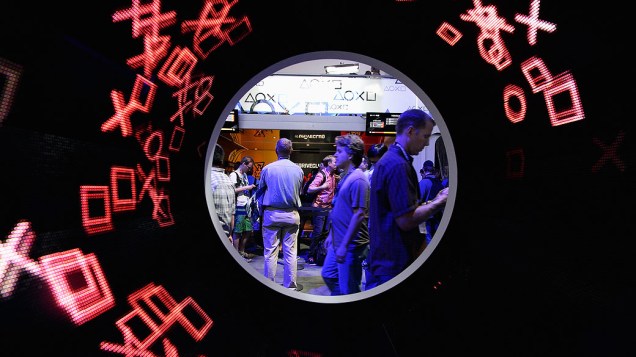 Visitantes passam pelo estande da Sony durante a feira de games E3, em Los Angeles
