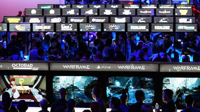 Visitantes jogam Playstation 4 no estande da Sony durante a feira de games E3, em Los Angeles