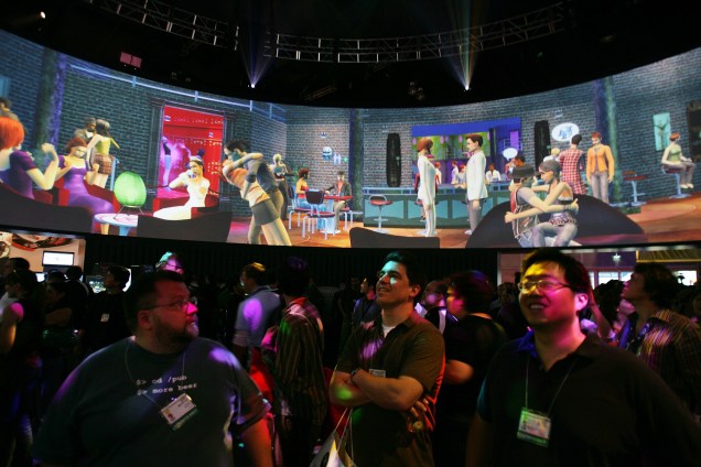 Demonstração do jogo The Sims 2 em 2005. O título vendeu 1 milhão de cópias em 10 dias